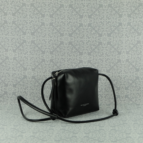 Gianni Chiarini borsa tracolla piccola in morbida e pregiata pelle con tracollina regolabile dai due nodi. Scoprila sul nostro shop online colore nero