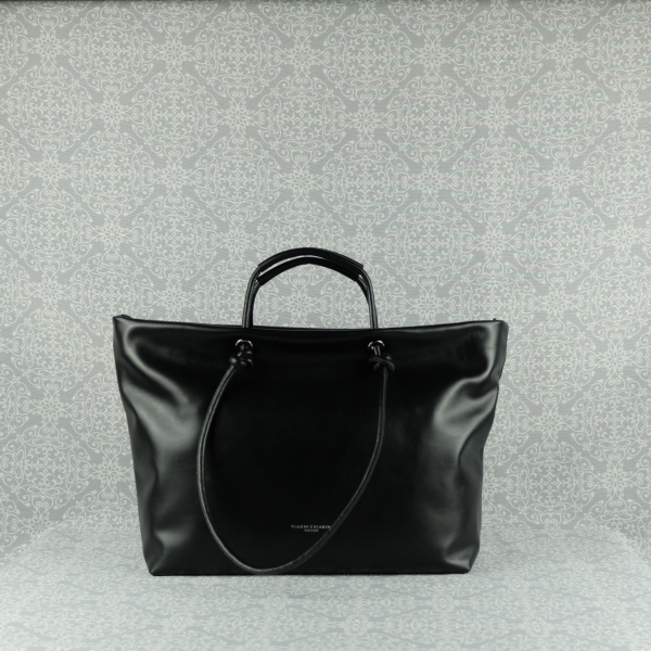 Pratica, elegante e sportiva al tempo stesso, la borsa a spalla Gianni Chiarini è in pregiata pelle. Scoprila sul nostro shop. colore nero