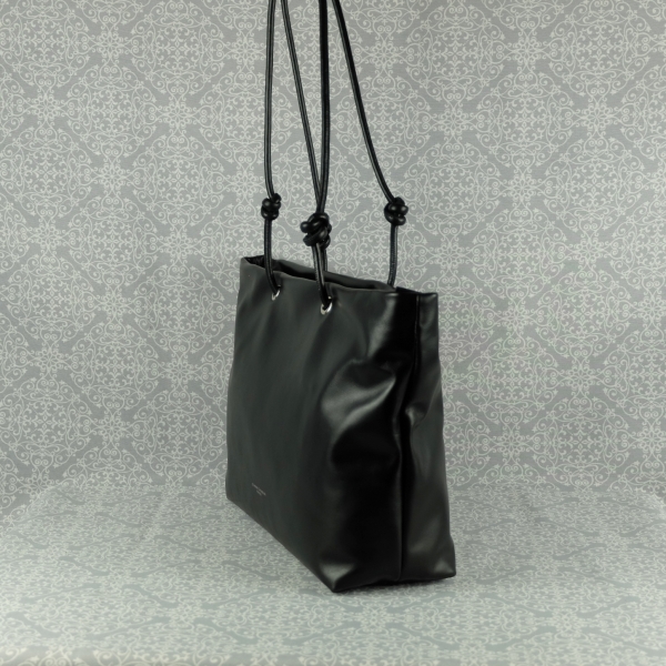 Pratica, elegante e sportiva al tempo stesso, la borsa a spalla Gianni Chiarini è in pregiata pelle. Scoprila sul nostro shop. colore nero