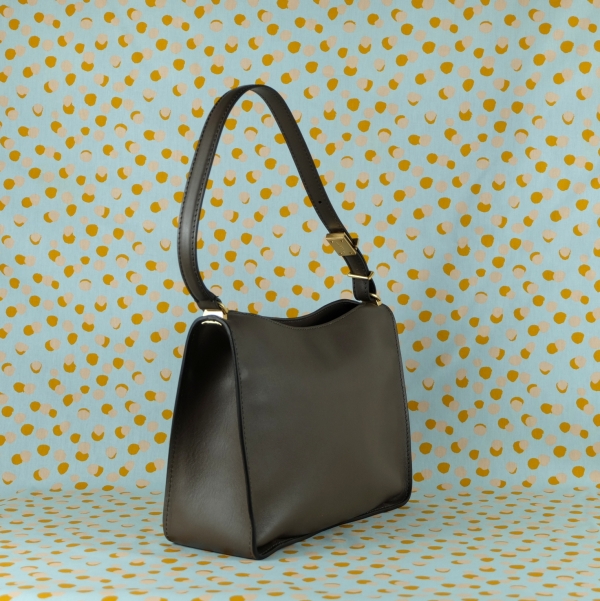 Gianni Chiarini propone questa borsa a spalla con linee classiche ideale per gli outfit di tutti i giorni, scoprila sul nostro shop.