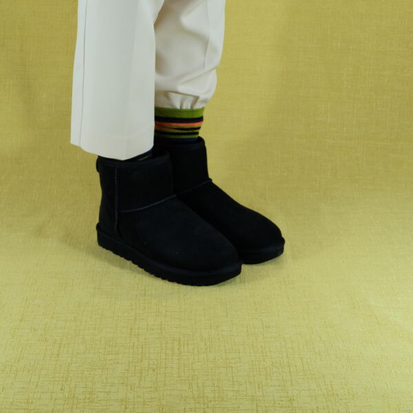 UGG Classic Mini stivale donna in montone rovesciato, gambale basso suola ultra morbida, colore nero
