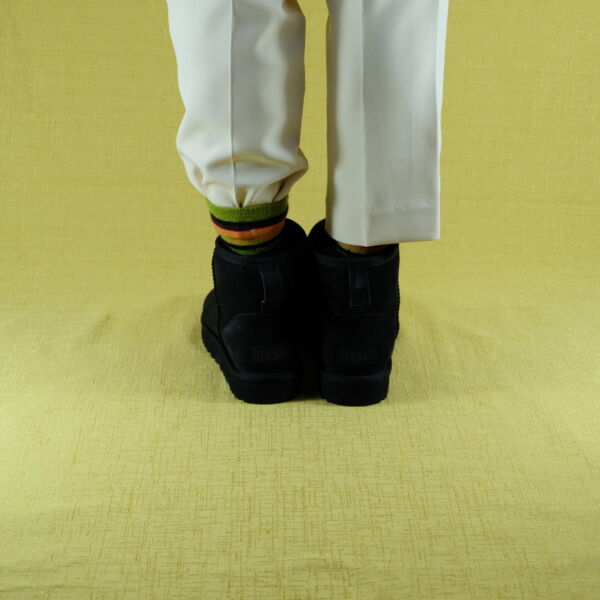 UGG Classic Mini stivale donna in montone rovesciato, gambale basso suola ultra morbida, colore nero