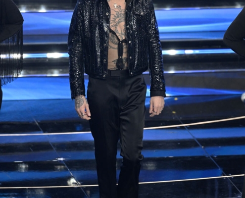 Achille Lauro sul palco di sanremo vestito da nick cerioni