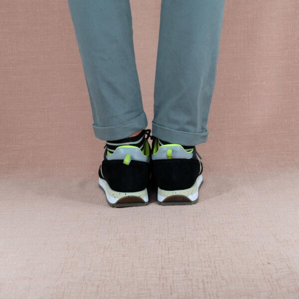 Saucony jazz 81 70675/6 storico modello rinnovato nel look con un forte sapore vintage. Sneaker uomo ultra comoda color black lime.