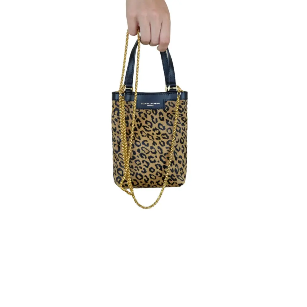 idea regalo Natale per la fidanzata:Mini Bag Gianni Chiarini porta cellulare in cavallino finiture pelle nera e catena dorata