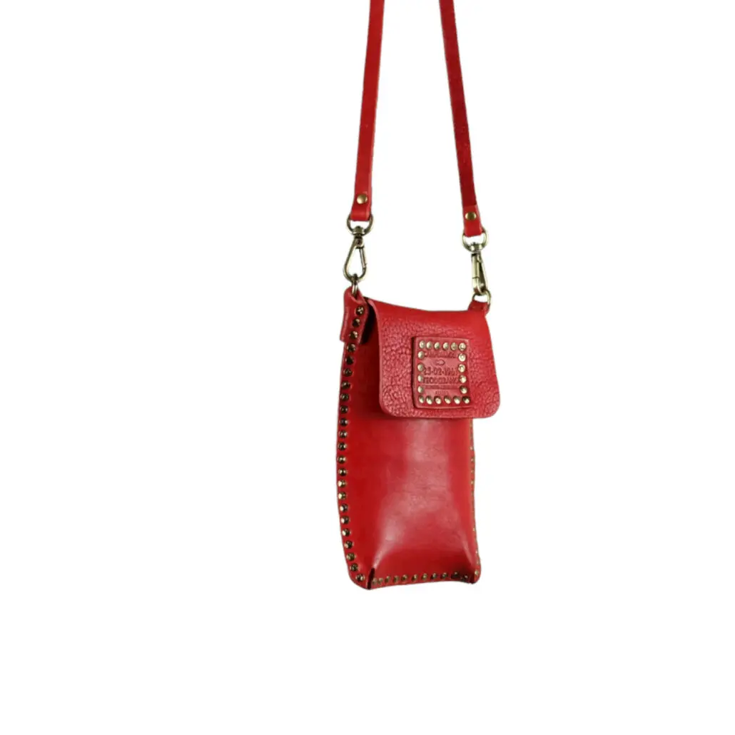 idea regalo natale fidanzata:mini bag portacellulare Campomaggi in pelle colore rosso l'accessorio perfetto da regalare a natale