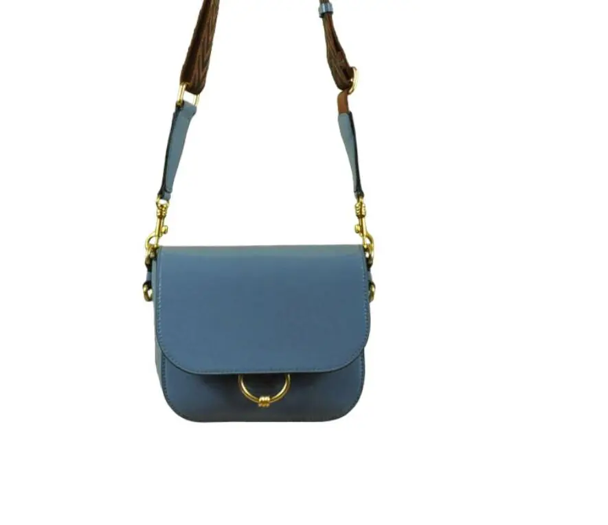 idee regalo donna natale mini bag gianni chiarini pelle lucida colore azzurro il regalo di natale che una donna può indossare tutto il giorno