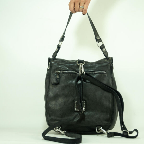Campomaggi Zaino grigio unisex su sfondo chiaro