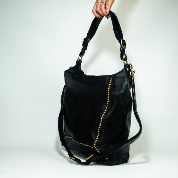 Campomaggi borsa tracolla nera con borchie fatta a mano in Italia vista di fianco