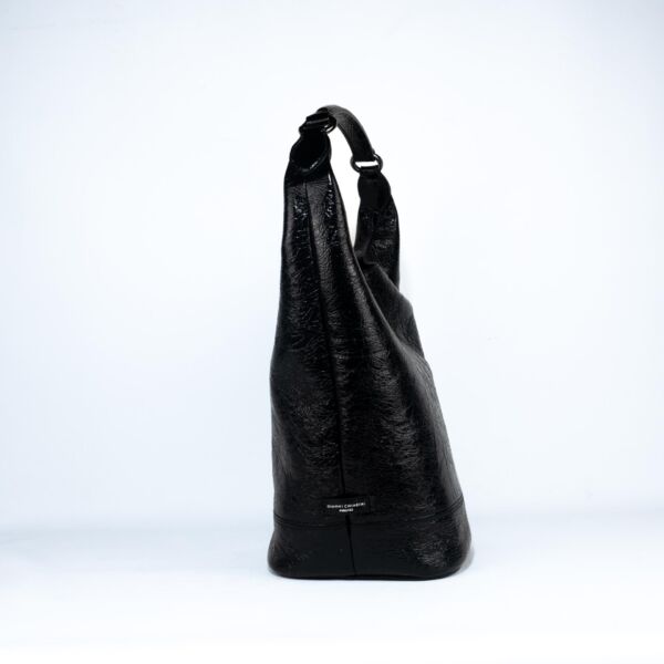 Gianni Chiarini borsa a spalla secchiello nero in naplak su sfondo bianco