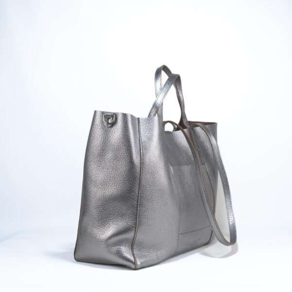 borsa donna grande con manici colore argento su sfondo bianco