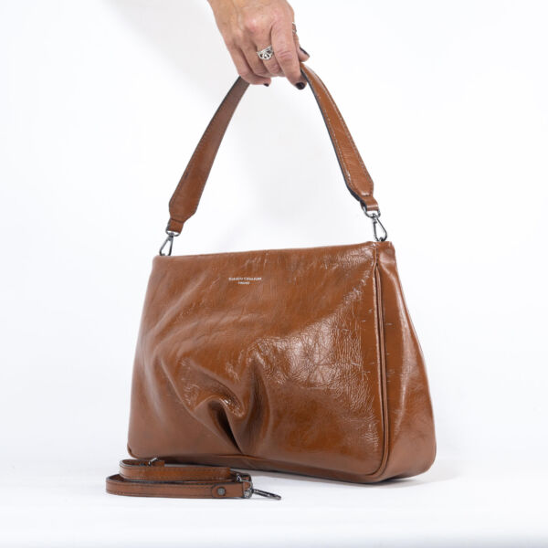 Gianni Chiarini pochette Celeste cognac su sfondo bianco