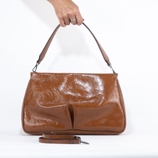 Gianni Chiarini pochette Celeste cognac su sfondo bianco
