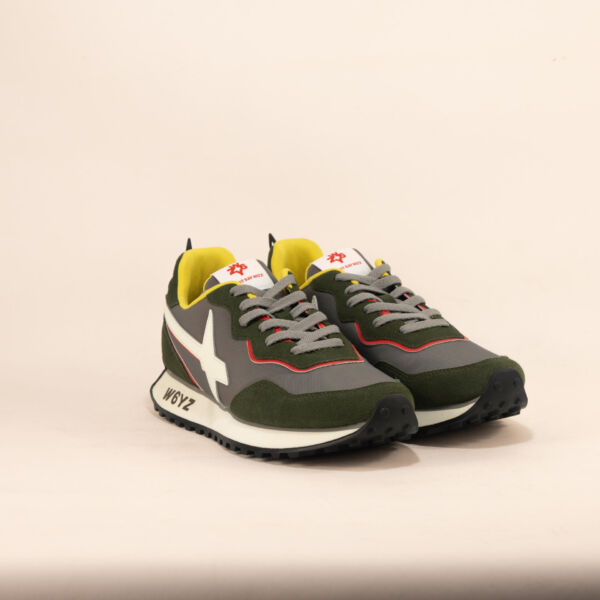 W6YZ sneakers uomo su sfondo rosa