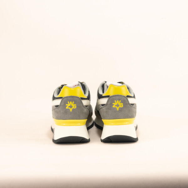 W6YZ sneakers uomo su sfondo rosa