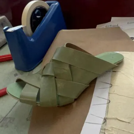 prototipo di sandalo donna artigianale italiano