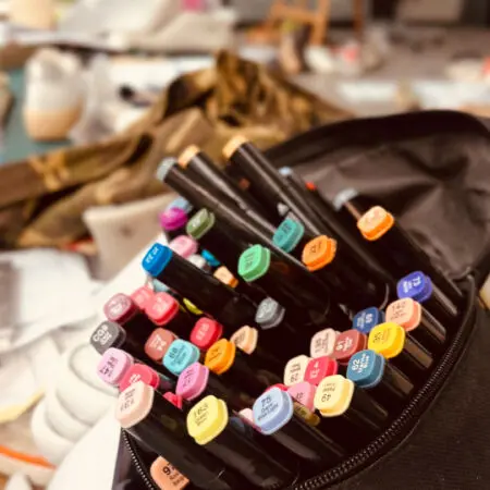 custodia con colori usati in pelletteria Borse e scarpe artigianali: l'eccellenza del Made in Italy