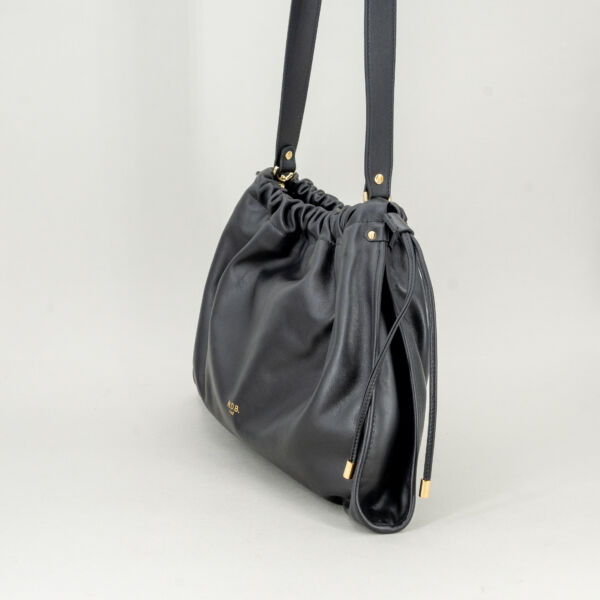 N.D.B. 968 borsa a tracolla in pelle nera due tracolle entrambe removibili per un uso come elegante pochette a mano. Borsa donna dallo stile retrò senza tempo. Lavorazione artigianale made in italy