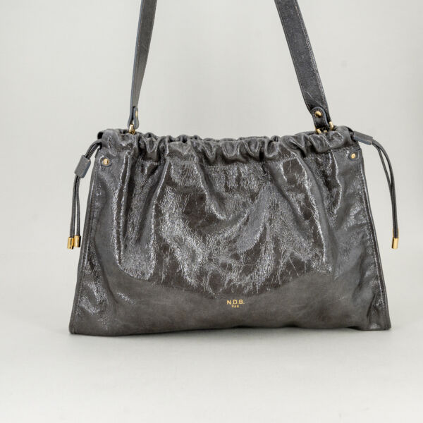 N.D.B. 968 borsa a tracolla in pelle craquelé grigia, due tracolle entrambe removibili per un uso come elegante pochette a mano. Borsa donna dallo stile retrò senza tempo. Lavorazione artigianale made in italy