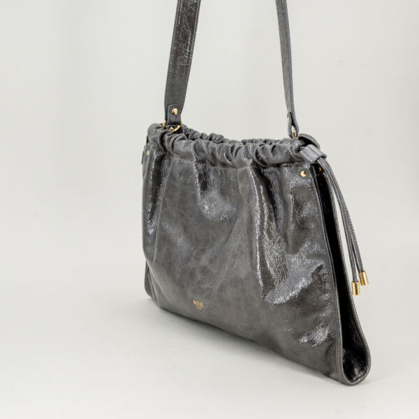 N.D.B. 968 borsa a tracolla in pelle craquelé grigia, due tracolle entrambe removibili per un uso come elegante pochette a mano. Borsa donna dallo stile retrò senza tempo. Lavorazione artigianale made in italy