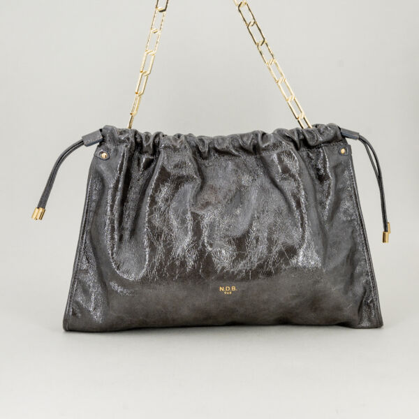 N.D.B. 968 borsa a tracolla in pelle craquelé grigia, due tracolle entrambe removibili per un uso come elegante pochette a mano. Borsa donna dallo stile retrò senza tempo. Lavorazione artigianale made in italy