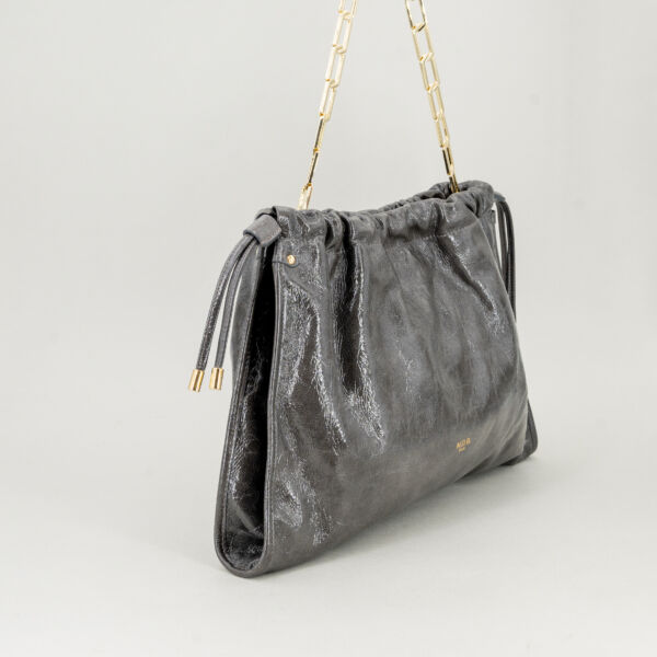 N.D.B. 968 borsa a tracolla in pelle craquelé grigia, due tracolle entrambe removibili per un uso come elegante pochette a mano. Borsa donna dallo stile retrò senza tempo. Lavorazione artigianale made in italy