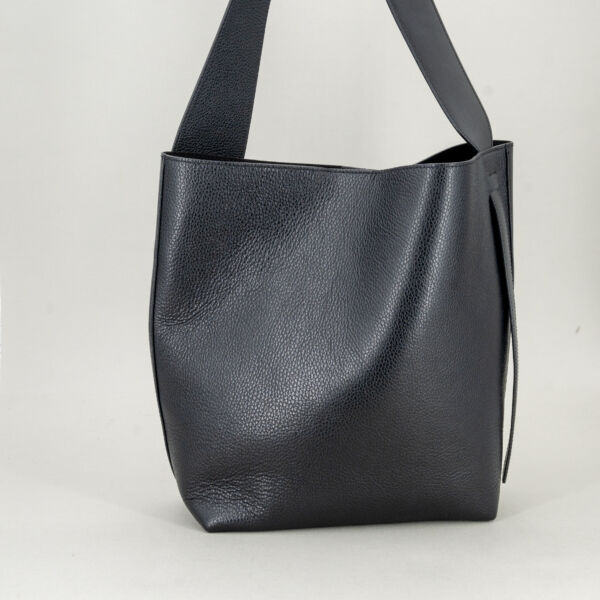N.D.B. 968 borsa a spalla in pelle nera con pochete interna in pelle nera, spallaccio in pelle e chiusura con bottone magnetico. Borsa donna artigianale made in italy