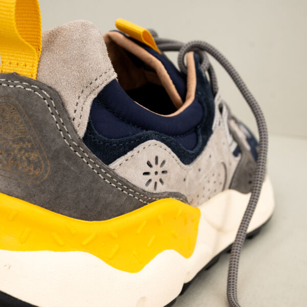 Flower Mountain sneaker Yamano 3 navy, soletta interna in sughero naturale occhielli per i lacci rinforzati. Scarpa sportiva perfetta per un uso quotidiano