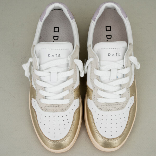 D.A.T.E. Court 2.0 pelle bianca laminata in pelle e suede suola con rialzo interno e cucita. Lacci bianchi.