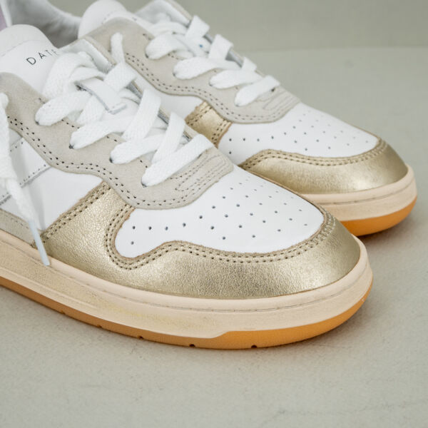 D.A.T.E. Court 2.0 pelle bianca laminata in pelle e suede suola con rialzo interno e cucita. Lacci bianchi.