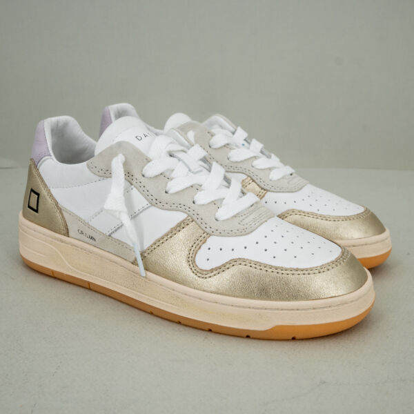 D.A.T.E. Court 2.0 pelle bianca laminata in pelle e suede suola con rialzo interno e cucita. Lacci bianchi.