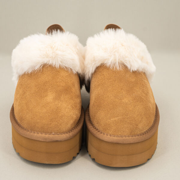 Sabot in pelo caldo con platform cinturino posteriore con elastico e suola alta. Slipper invernale donna calda, scarpa di tendenza ed economica