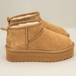 Stivaletto alla caviglia con pelo colore marrone chiaro tan, da infila re suola platform alta tipo stivale ugg