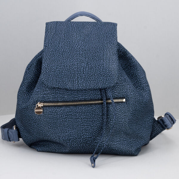 Borbonese zaino medium op denim, spallacci regolabili, tasca frontale esterna, tasche interne. Borsa donna ampia e capiente perfetta per uso quotidiano.