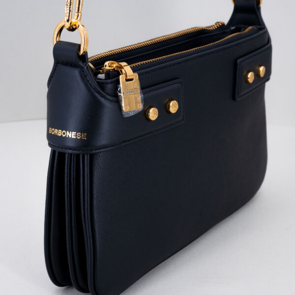 Borbonese borsa piatta tracolla nera , borsa donna in vera pelle elegante e raffinata con tracolla tono su tono regolabile. Due zip e tasca centrale.