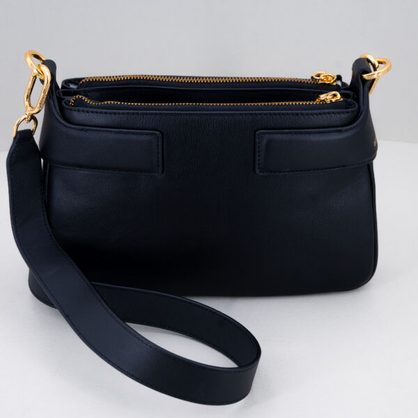Borbonese borsa piatta tracolla nera , borsa donna in vera pelle elegante e raffinata con tracolla tono su tono regolabile. Due zip e tasca centrale.