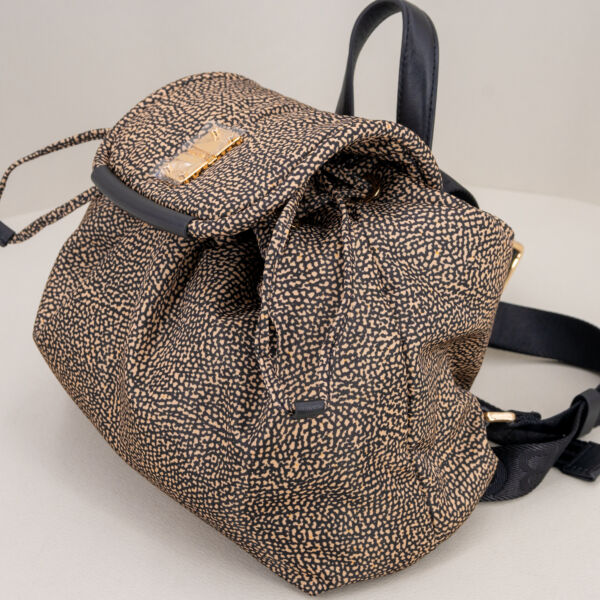 Borbonese borsa zaino small op natural con dettagli in pelle. Chiusura con doppia coulisse e patta. Spallacci regolabili in tessuto logato.