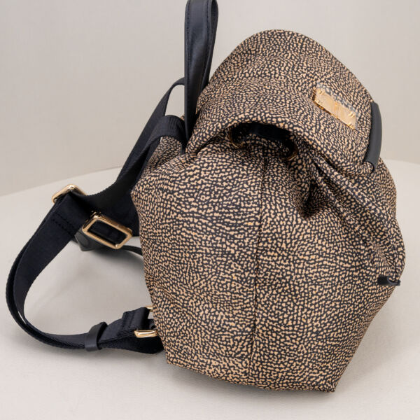 Borbonese borsa zaino small op natural con dettagli in pelle. Chiusura con doppia coulisse e patta. Spallacci regolabili in tessuto logato.