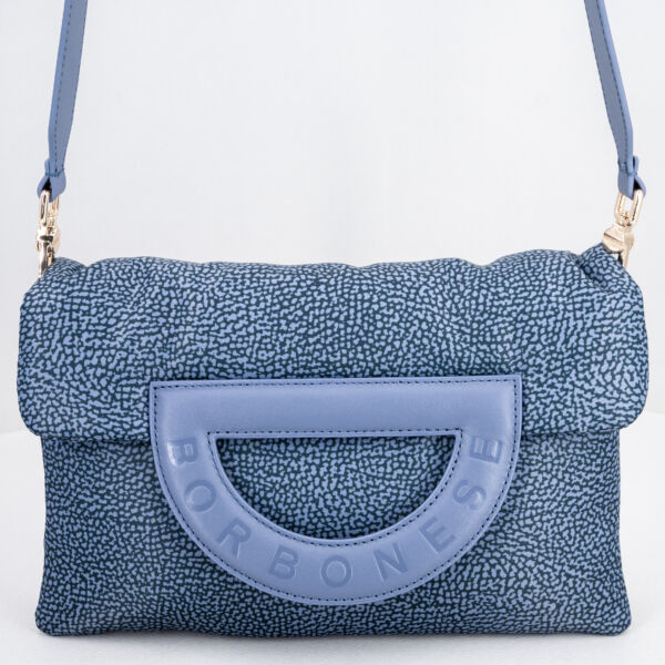 Borbonese borsa tracolla piccola denim e dettagli in pelle color blu. Piccola borsa donna elegante con patta e doppio scomparto. Tracolla regolabile e removibile.