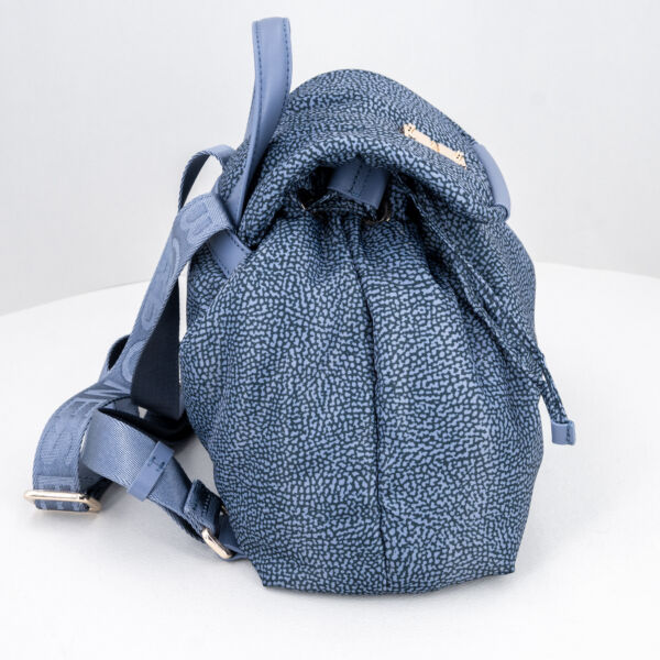 Borbonese borsa zaino small denim con dettagli in pelle. Chiusura con doppia coulisse e patta. Spallacci regolabili in tessuto logato.