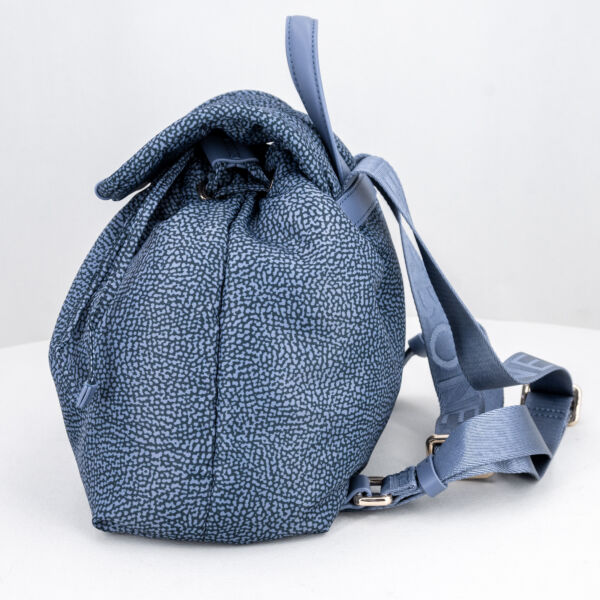 Borbonese borsa zaino small denim con dettagli in pelle. Chiusura con doppia coulisse e patta. Spallacci regolabili in tessuto logato.