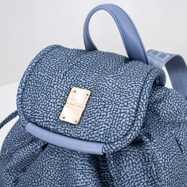 Borbonese borsa zaino small denim con dettagli in pelle. Chiusura con doppia coulisse e patta. Spallacci regolabili in tessuto logato.