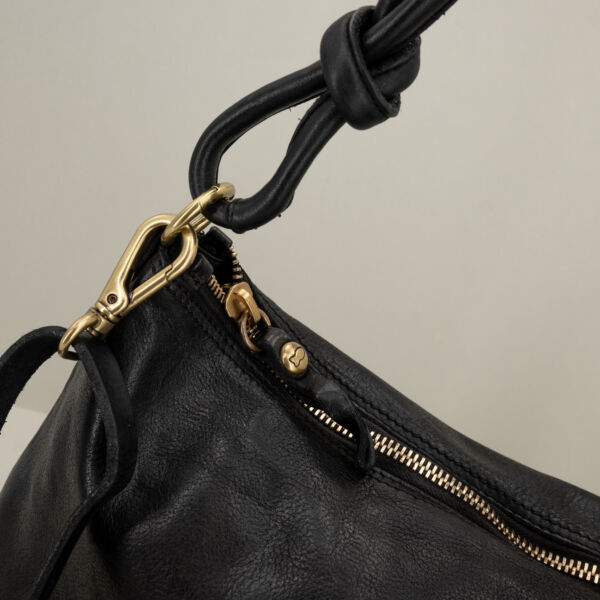 Campomaggi borsa a spalla nera , spallaccio in pelle con nodi, tracolla removibile chiusura con zip. Borsa donna artigianale italiana elegante