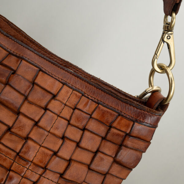Campomaggi monospalla Edera cognac, borsa donna in pregiata e morbida pelle fatta a mano in italia