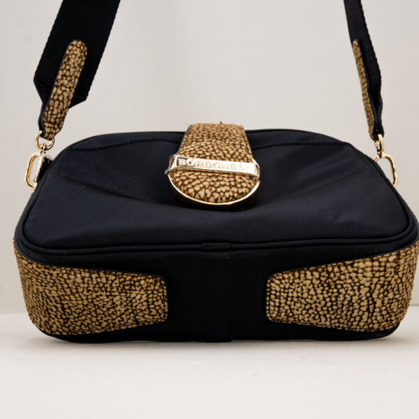 Borbonese borsa tracolla camera case nera, tasca esterna aperta e zip superiore di chiusura.