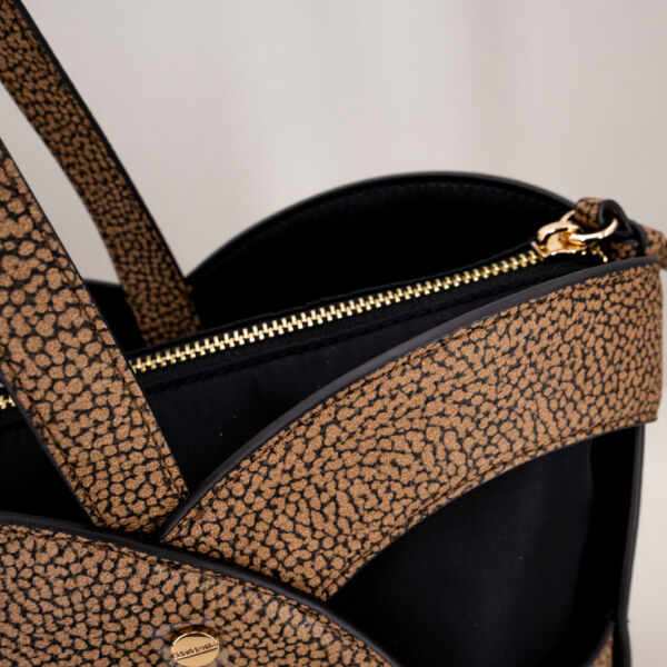 Borbonese borsa shopper elegante graffiti, doppio manico piatto in graffiti, zip di chiusura e busta interna removibile. Borsa dal look giovane ed elegante