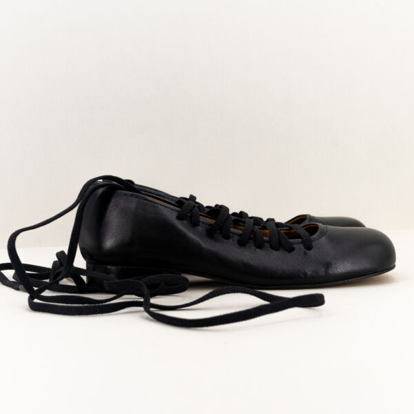 Audley scarpa ballerina con lacci e tacco basso, in vera morbida pelle colore nero con lacci elastici.