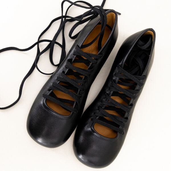 Audley scarpa ballerina con lacci e tacco basso, in vera morbida pelle colore nero con lacci elastici.