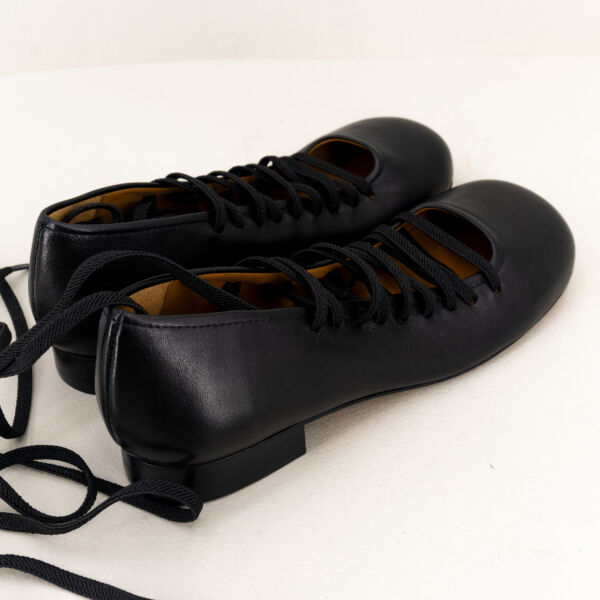 Audley scarpa ballerina con lacci e tacco basso, in vera morbida pelle colore nero con lacci elastici.