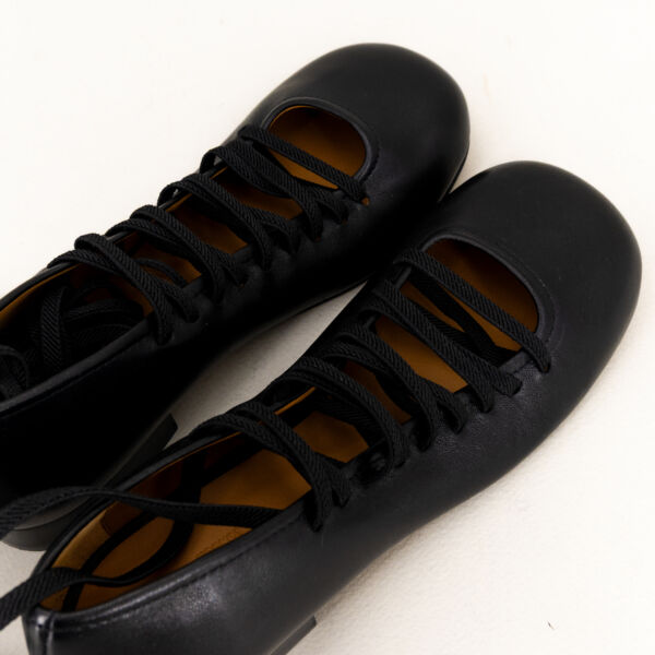 Audley scarpa ballerina con lacci e tacco basso, in vera morbida pelle colore nero con lacci elastici.